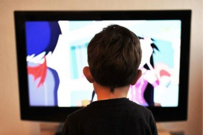 Child watching TV. Credit: Pixabay