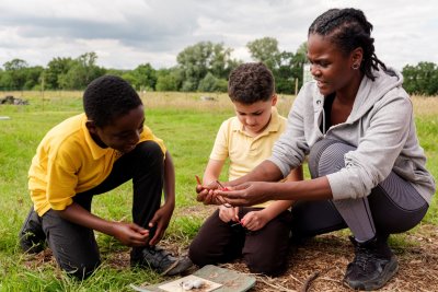 Decibel running an outdoor learning session with students. Copyright: GROW