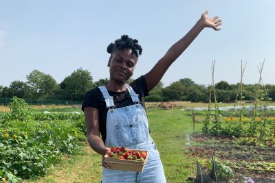 Decibel with school peri-urban farm fresh strawberries harvested on site. Copyright: Isabel Olamide