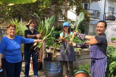 Enthusiastic volunteers from all walks of life get together in the garden. Copyright: Calthorpe Community Garden