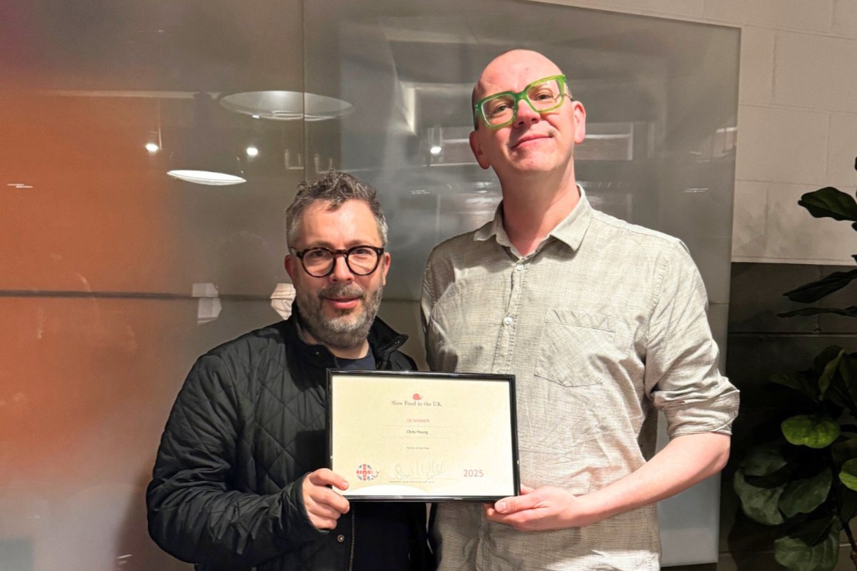 Shane Holland (L) presenting the award to Chris Young (R). Copyright: Slow Food in The UK
