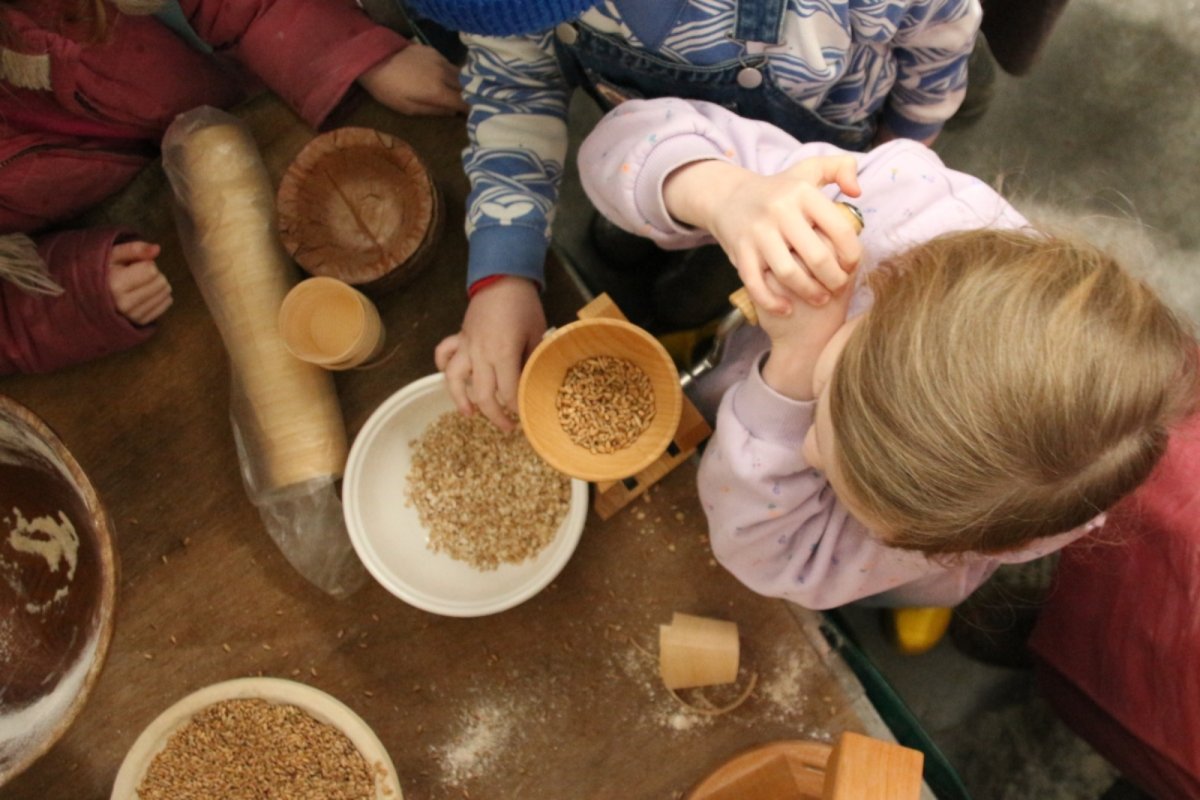 Flour milling at the Scottish Festival of Real Bread. Credit: Chris Young / www.realbreadcampaign.org CC-BY-NC-SA-4.0