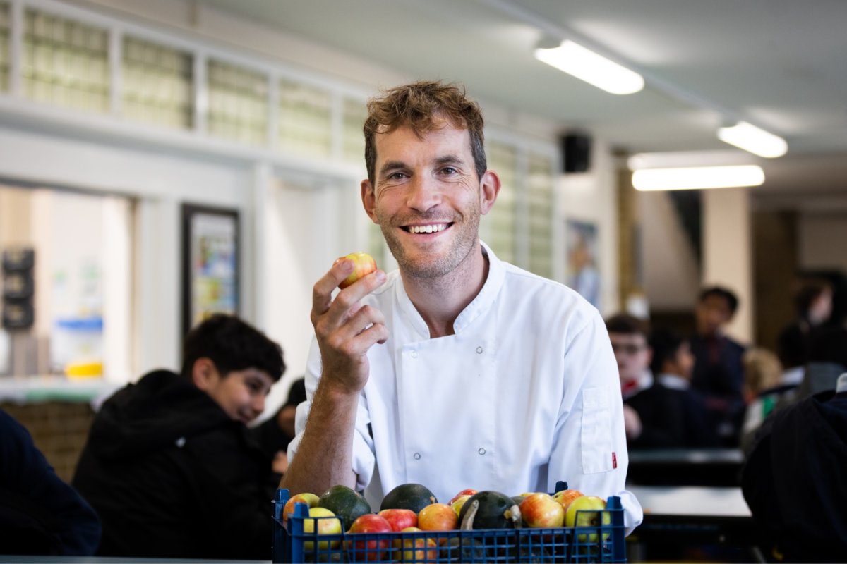 School chef James Taylor in a Hackney school, as part of Sustain's Bridging the Gap programme. Copyright: Eleanor Church | Sustain