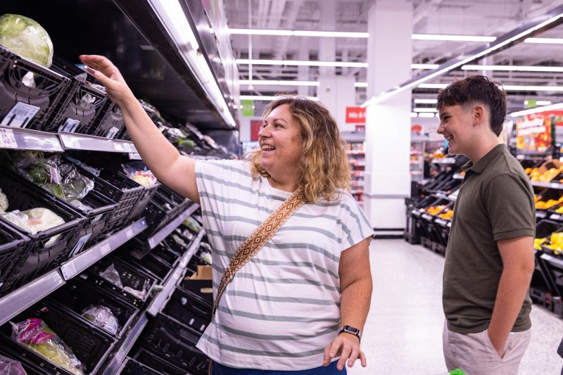Family shopping in a supermarket. Copyright: David Madden | Recipe for Change