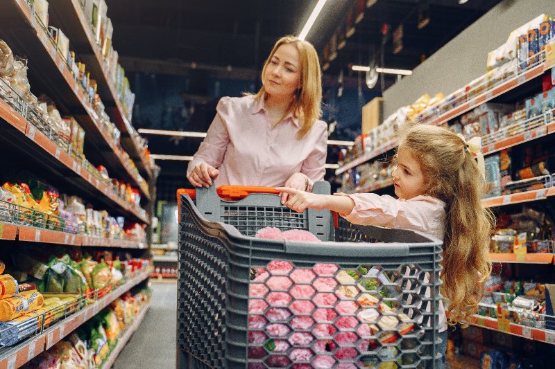 Mother and child in supermarket. Credit: Gustavo Fring | Pexels