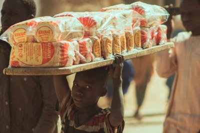Loaf seller in Lagos, Nigeria. Credit: Sirmudi Photography, Pexels license