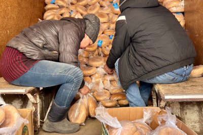 Unloading bread in Lyman, Ukraine. Copyright: Felicity Spector