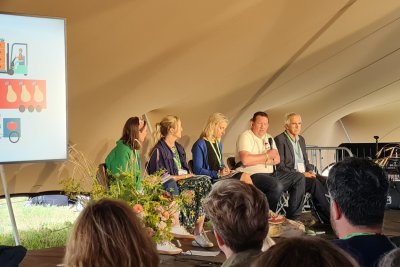 Hannah Gibbs, Sustain (left) chaired a panel on supply chains for regenerative agriculture. Credit: Sutain