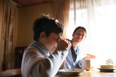 Family eating at home. Copyright: Halfpoint | iStock Family eating at home. Copyright: Halfpoint | iStock