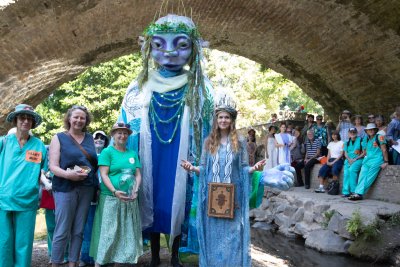 Goddess of the Wye stands with Alison Caffyn, local river campaigner, Daphne Du Cros, Shropshire Good Food and the Lady of the Qye. Credit: Eamon Bourke