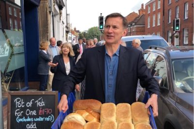 At a bakery in 2019. Copyright: @Jeremy_Hunt on Twitter