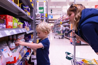 Mother and child shopping in a supermarket. Copyright: David Madden | Recipe for Change