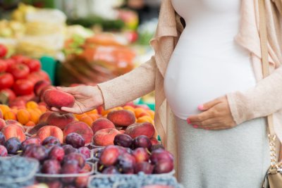 Pregnant woman shopping for fruit. Copyright: Ground Picture | shutterstock