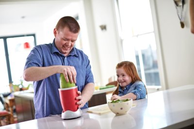 A man makes a green smoothie. Credit: World Obesity Federation