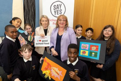 MPs Sharon Hodgson and Barbara Keeley with schoolchildren from Sacred Heart RC Primary School. Credit: Jonathan Goldberg