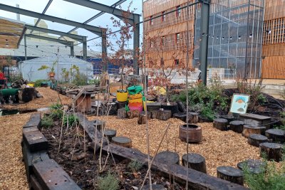 An urban food garden beside an office block. Credit: Malaika Bain-Peachey