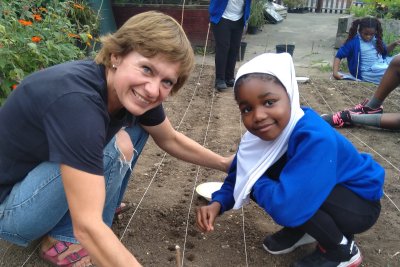 HSoF Gardener Lidka and young pupils happy to be in the garden. Copyright: Hackney School of Food