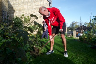 IEB volunteer Dave digging in at St Johns's URC Community Garden. Copyright: Manal Massalha