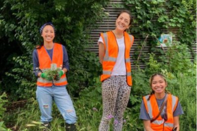 Community Engagement Officer Naomi (centre) with Energy Garden volunteers. Copyright: Kyle Baldock