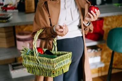 Pregnant woman buying fruit and vegetables. Credit: Ivan Samkov / Pexels