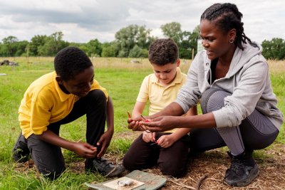 Outdoor learning facilitator, Decibel, with The Totteridge Academy students on GROW's community farm. Copyright: GROW