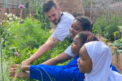 Tom and pupils at Hackney School of Food. Credit: Hackney School of Food