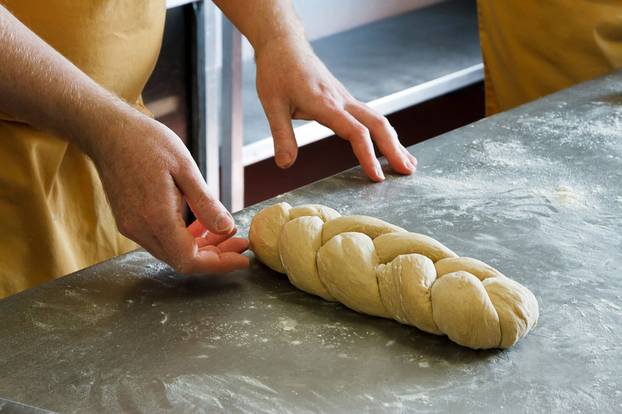 Robin Van Creveld plaiting challah © Carlotta Luke