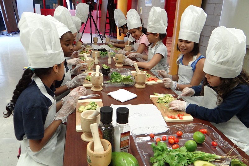 Kids cooking by Coqui The Chef (CC-BY-2.0)