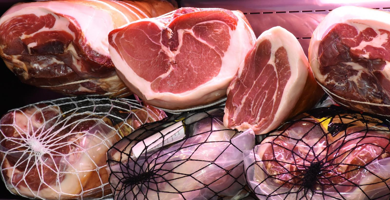 Hams on sale. Photo credit: pixabay