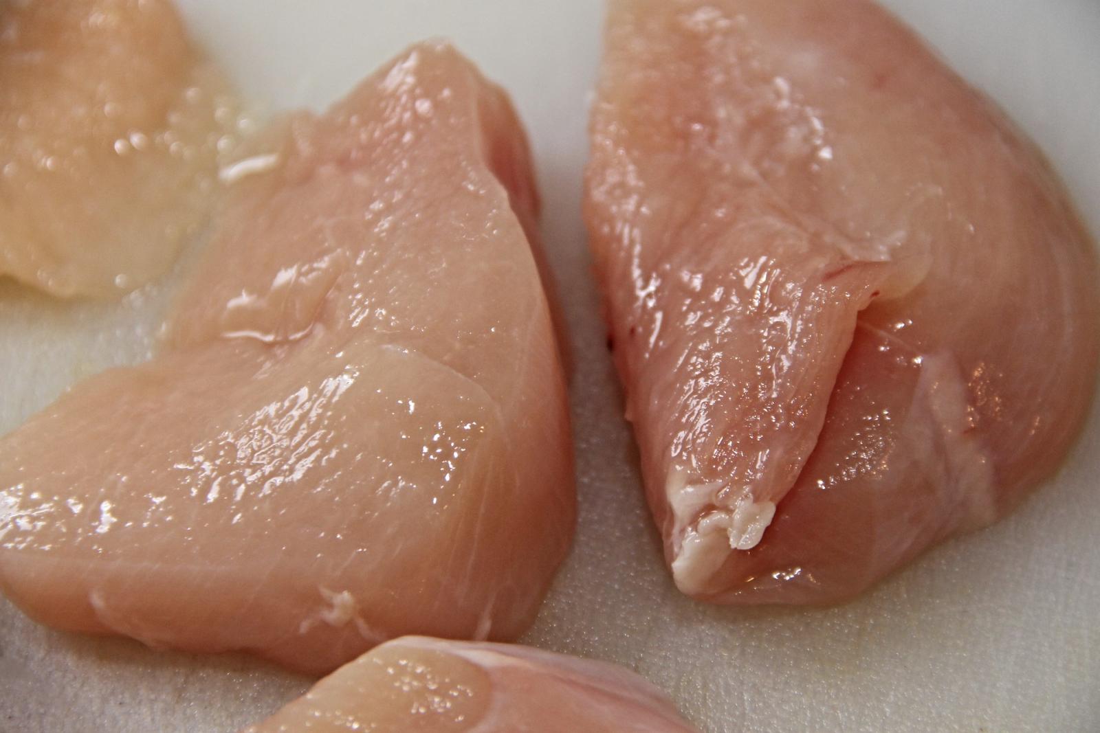 Raw chicken. Photo credit: Pixabay