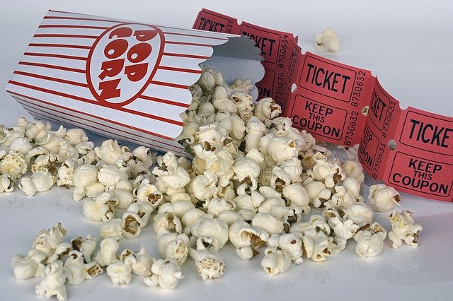 Popcorn and film tickets / anncapictures Pixabay