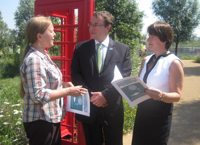Sustainable Fish City's Kath Dalmeny (left) congratulates UNEP Executive Director Achim Steiner (centre) and Defra Minister Caroline Spelman (right) on adopting sustainable fish policies for their own catering