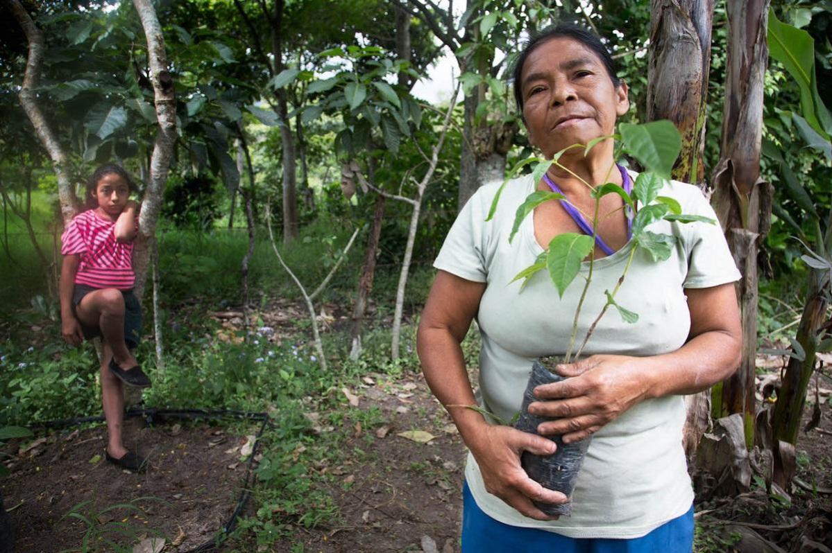 Maria Isabel Zamora, member of Fundacion Entre Mujeres (FEM), with grandchild Stefani, 10 years old, Los Llanos, Nicaragua © Susan Meiselas