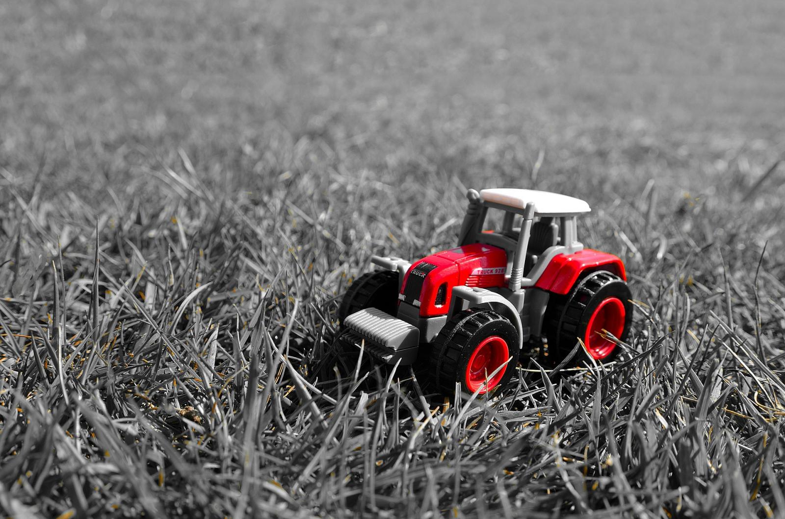 A red tractor. Photo credit: pixabay