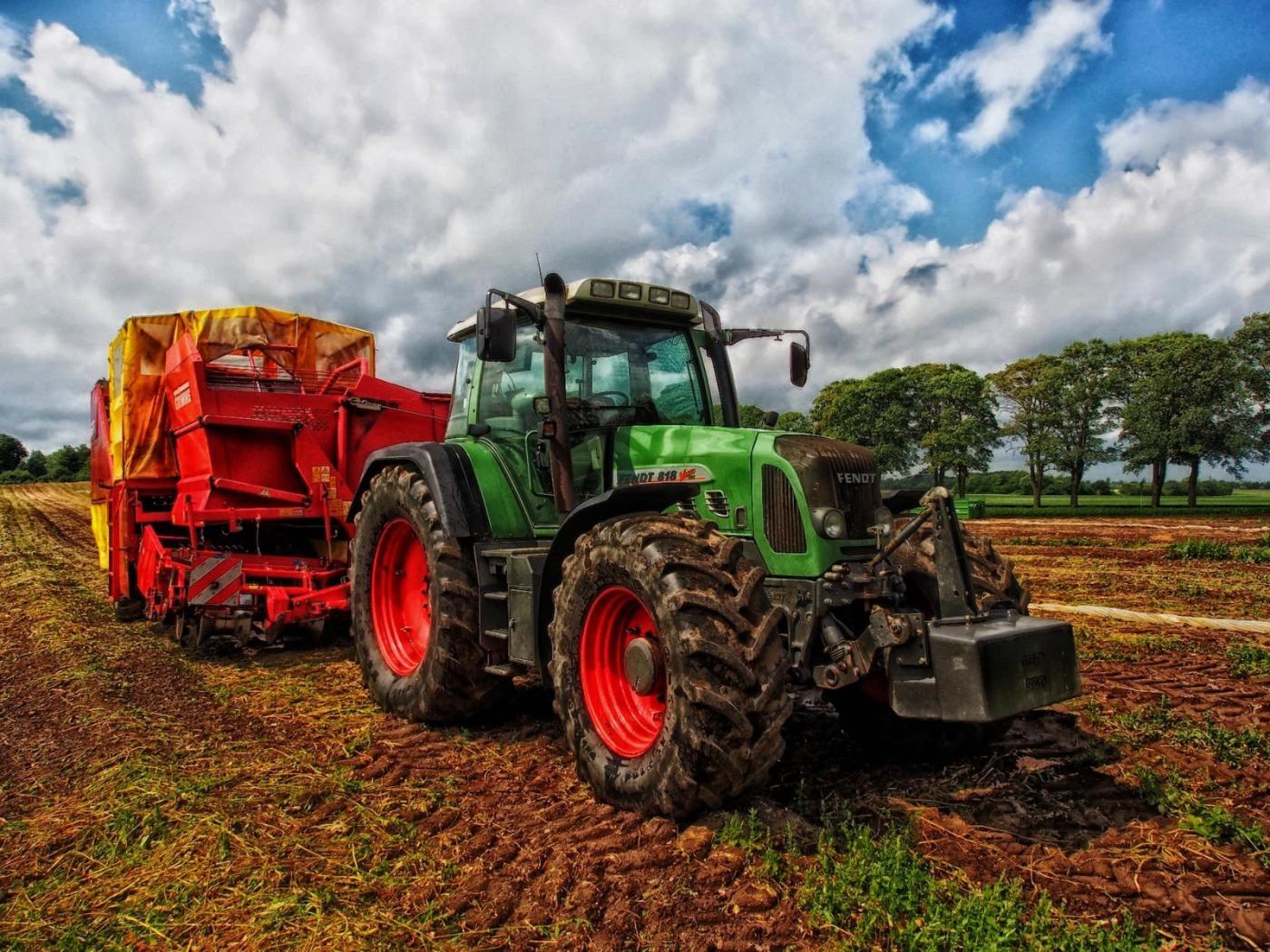 Green tractor. Photo credit: pixabay