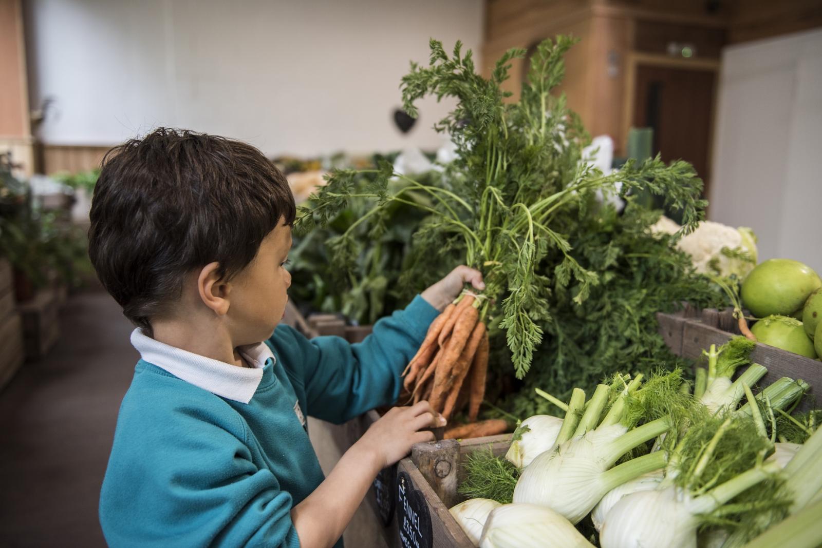 Children buying vegetables. Credit: GLA