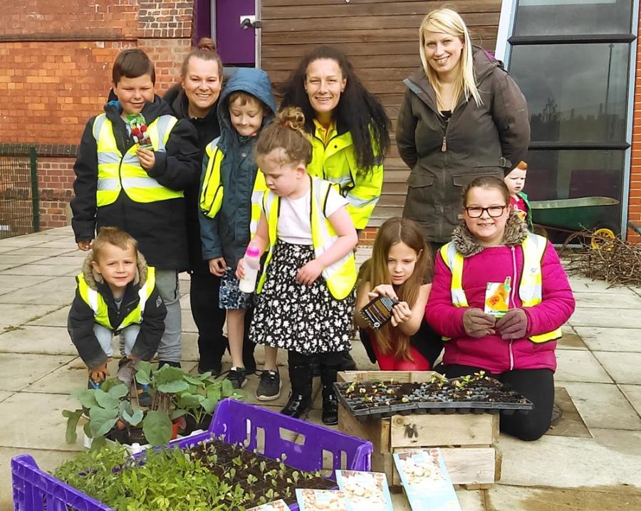 Planting at Hessle Road Network. Credit: Hull Food Partnership