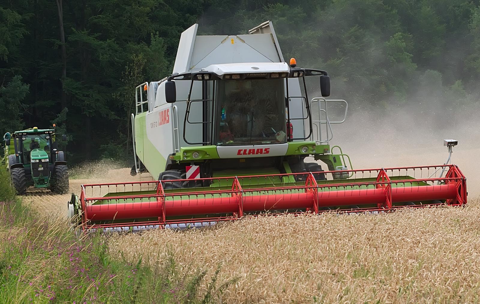 Farmer harvest arable crop. Credit: Pixabay.