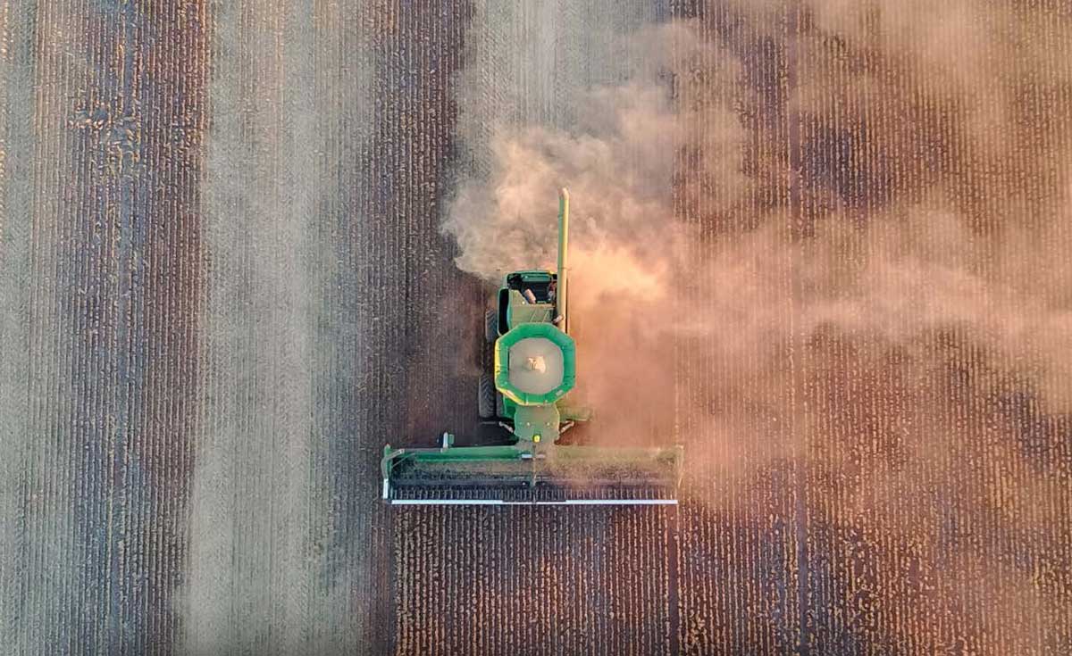 Combine Harvester South Australia. Credit: Kirsty Hulme, Shutterstock