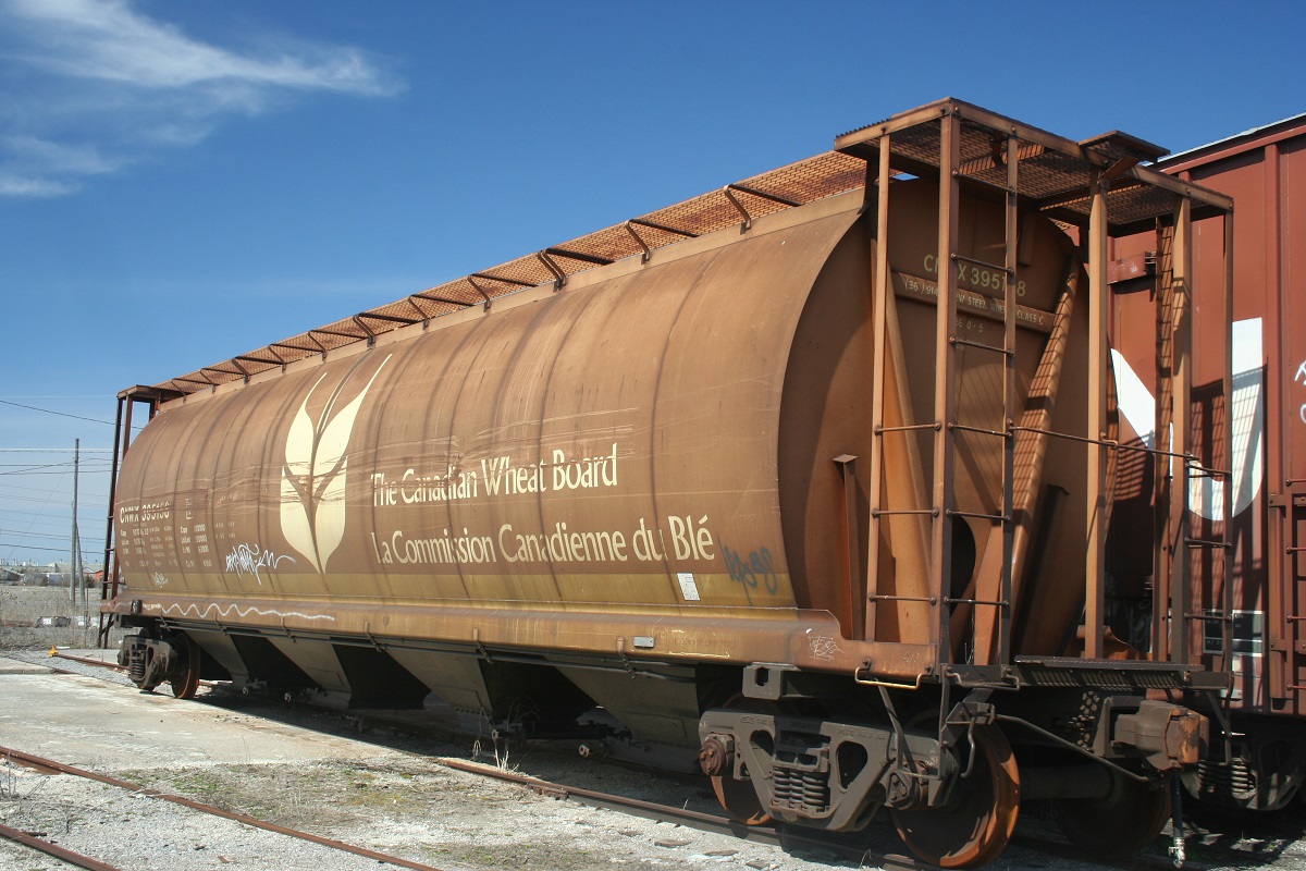 Long-distance wheat cargo train by Canadain Wheat Board CC-BY-SA 2.0