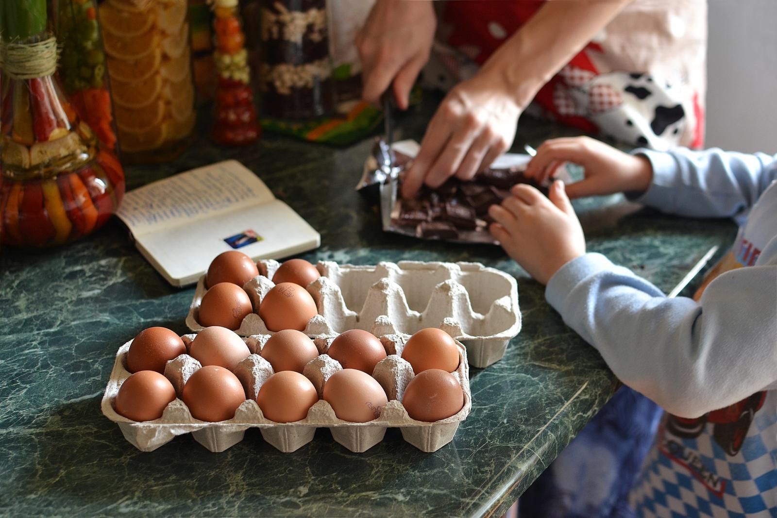 Family cooking. Photo credit: pixabay